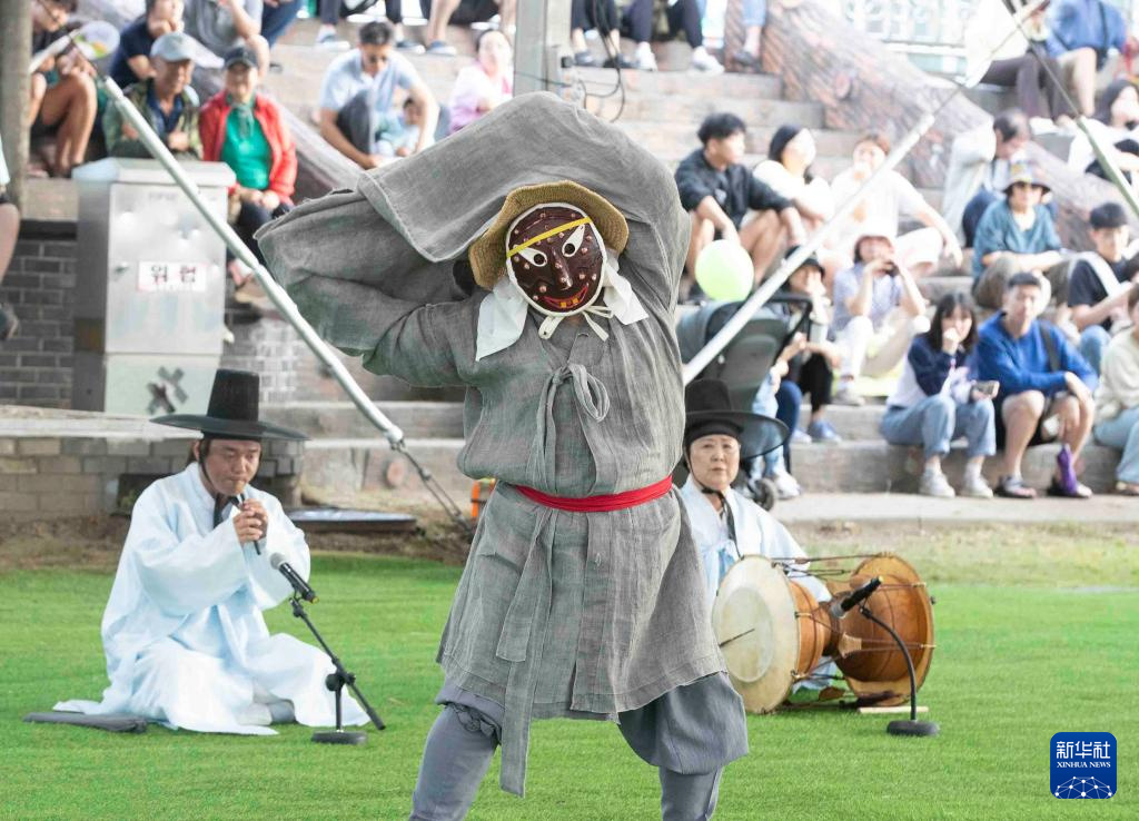 6月8日，演員在韓國江陵市表演假面舞。