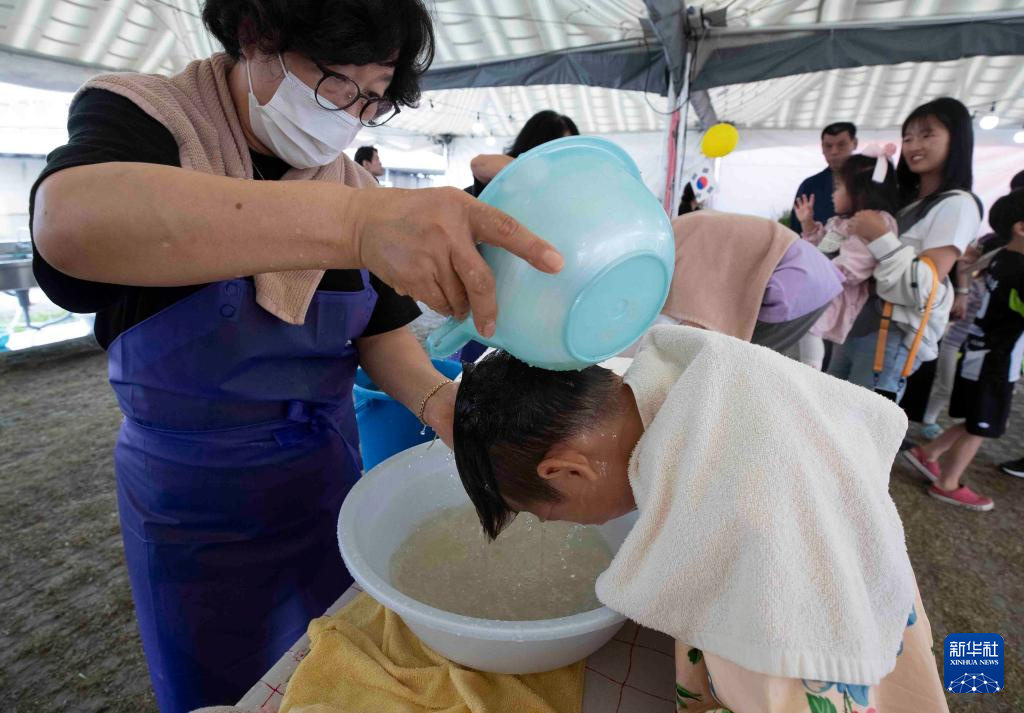 6月8日，小朋友在韓國江陵市體驗民俗項目——菖蒲水洗頭。