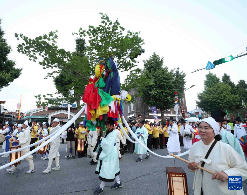 6月8日，韓國江陵民眾身著傳統服飾參加一年一度的民俗聯歡。