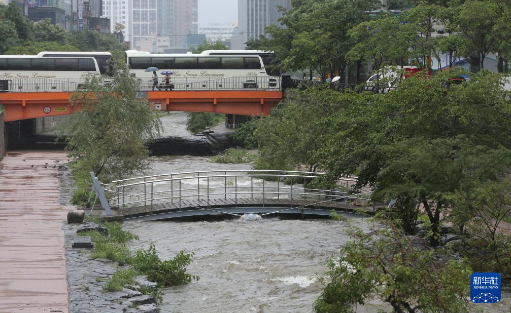 7月18日，由於持續降雨，韓國首爾的清溪川水位即將沒過橋面。
