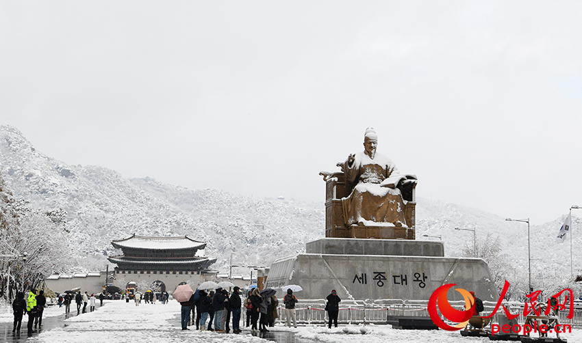 圖為韓國首爾降下第一場雪后的光化門廣場。人民網 李帆攝