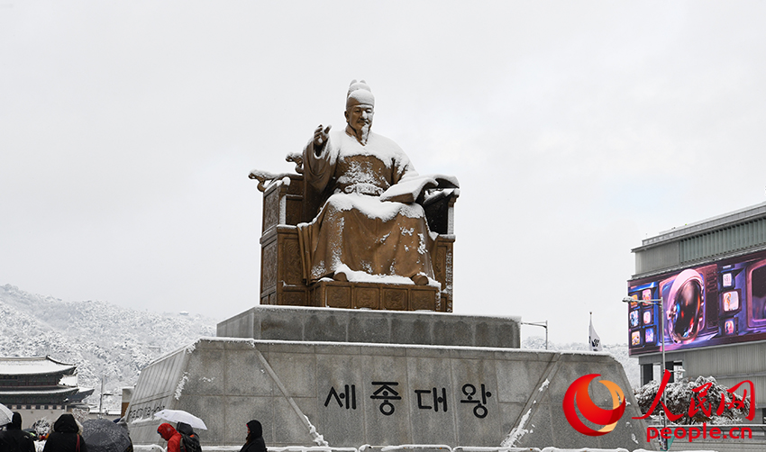 圖為初雪后的世宗大王銅像。人民網 李帆攝