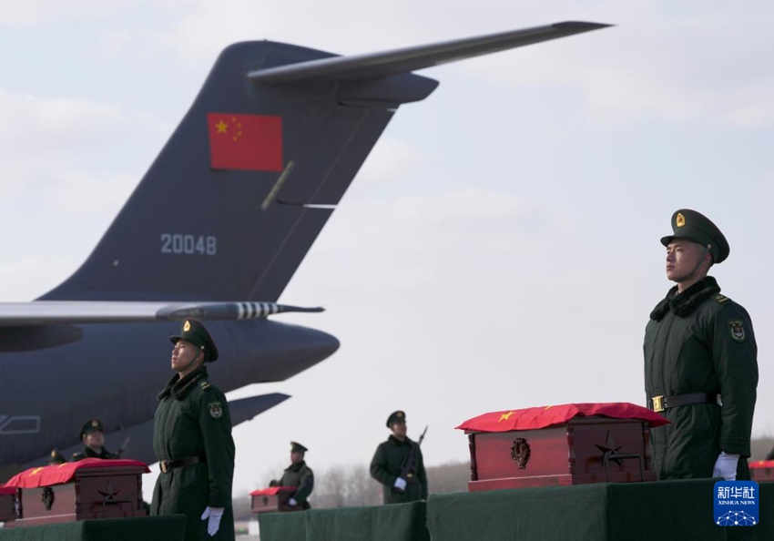 當日，在沈陽桃仙國際機場，禮兵將殮放志願軍烈士遺骸的棺槨從專機上護送至棺槨擺放區。新華社記者 李鋼 攝