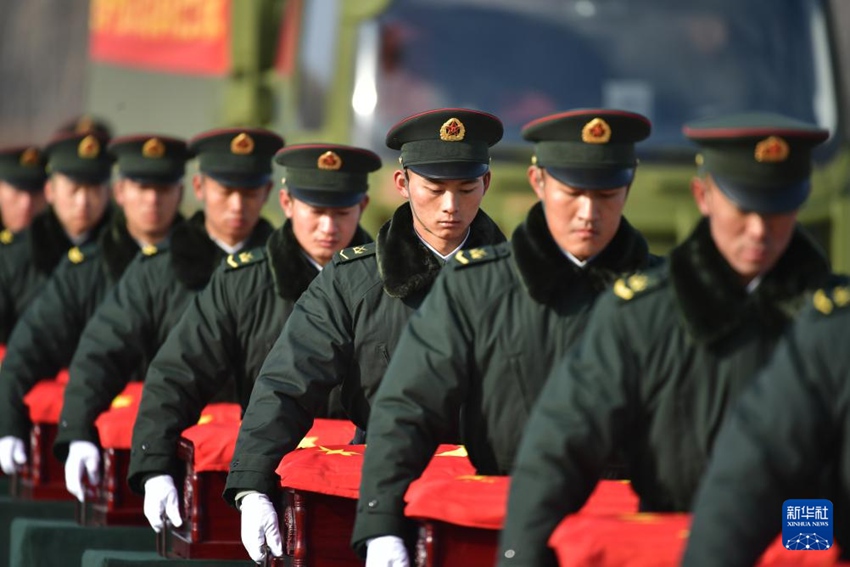 當日，在沈陽桃仙國際機場，禮兵准備將殮放志願軍烈士遺骸的棺槨從棺槨擺放區護送上車。新華社記者 楊青 攝