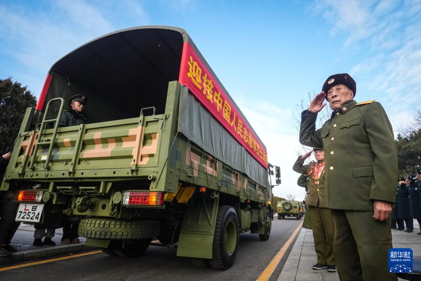 當日，運送志願軍烈士遺骸的車輛駛向沈陽抗美援朝烈士陵園。新華社記者 潘昱龍 攝