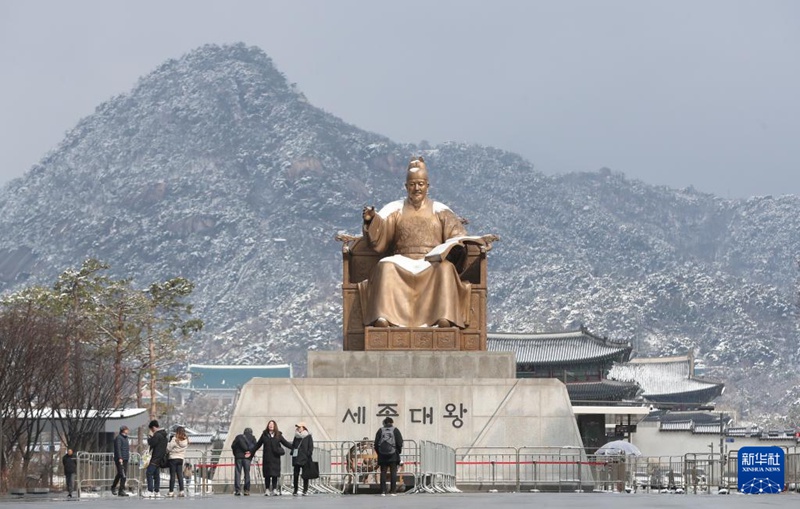 3月18日，人们在韩国首尔光化门广场参观。