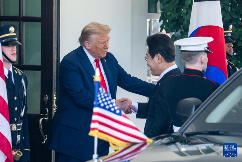 8月25日，美国总统特朗普（左二）在华盛顿白宫欢迎韩国总统李在明（右三）。