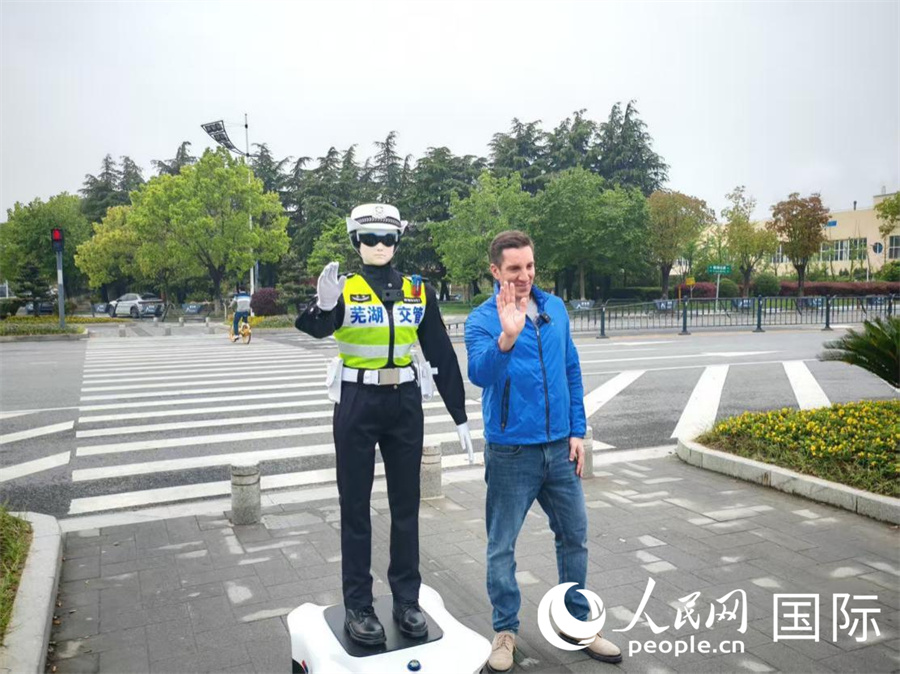 外國小哥遇到蕪湖機器人交警：夯爆了！
