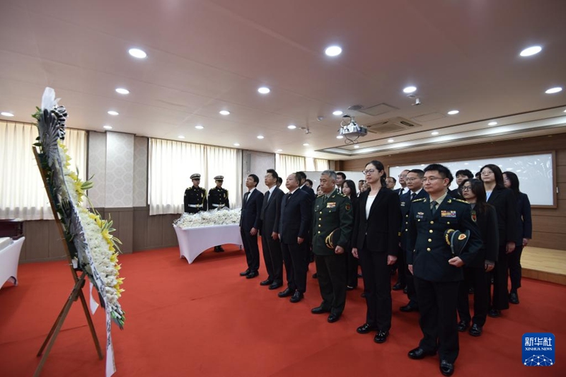 4月21日上午，中韓雙方在韓國仁川共同舉行了第十三批在韓中國人民志願軍烈士遺骸裝殮儀式。這是中方人員在裝殮儀式上默哀。新華社發