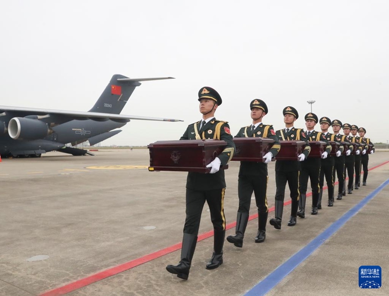 這是4月22日在韓國仁川國際機場拍攝的交接儀式現場。新華社記者 姚琪琳 攝