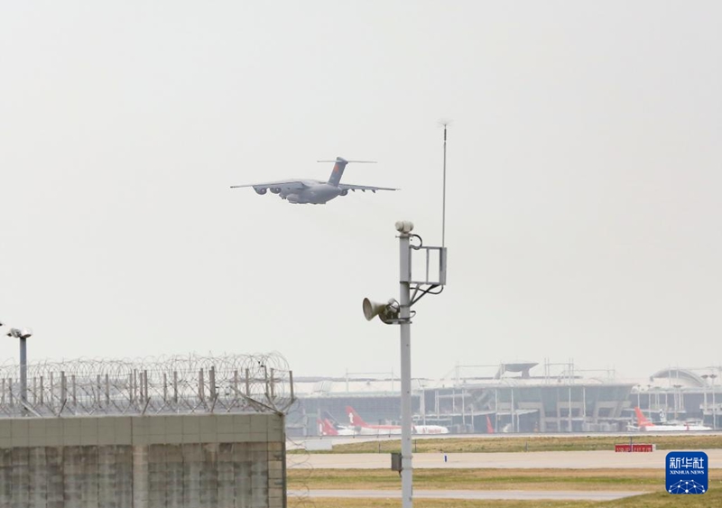 4月22日，接運第十三批在韓中國人民志願軍烈士遺骸的軍機啟程回國。新華社記者 姚琪琳 攝