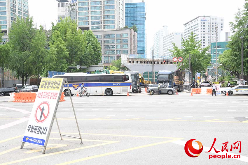 這是5月27日在韓國首爾拍攝的高架橋坍塌事故現場。附近道路交通已限制通行，車輛正繞行通過。