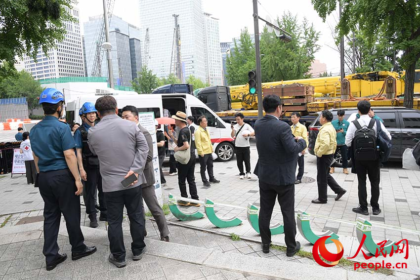 這是5月27日在韓國首爾拍攝的高架橋坍塌事故災后工作現場。