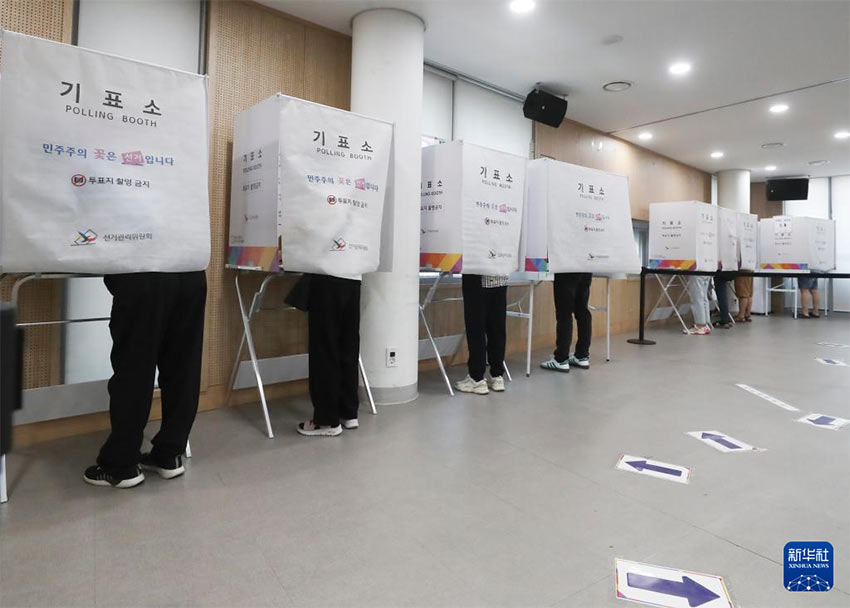 6月3日，选民在韩国首尔的一处投票站参加投票。新华社记者 姚琪琳 摄