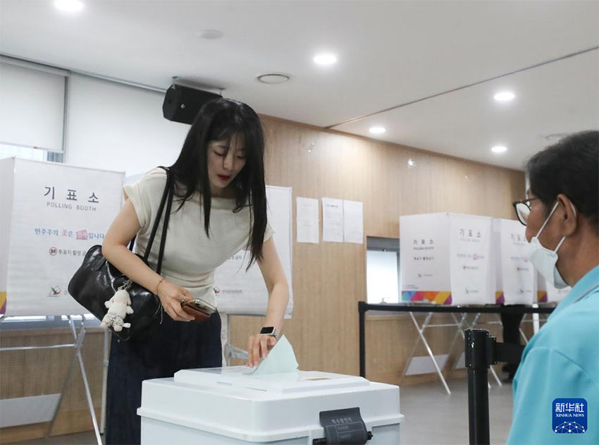 6月3日，选民在韩国首尔的一处投票站参加投票。新华社记者 姚琪琳 摄