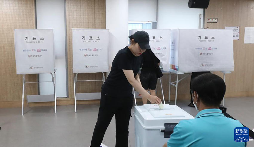6月3日,选民在韩国首尔的一处投票站参加投票。新华社记者 姚琪琳 摄