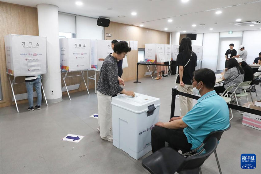 6月3日,选民在韩国首尔的一处投票站参加投票。新华社记者 姚琪琳 摄