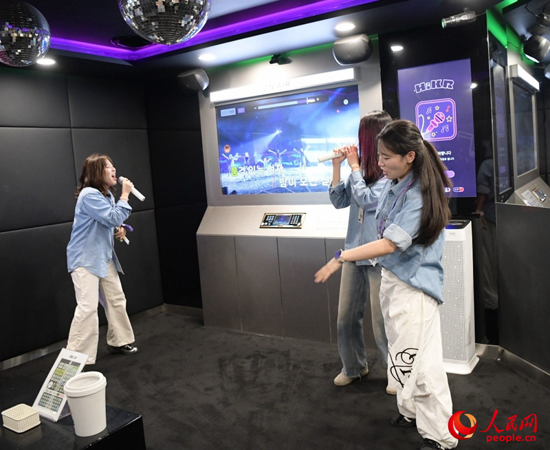 当熟悉的《江南STYLE》音乐响起，气氛逐渐热烈，大家都忍不住跟随节奏舞动起来。张锴 摄