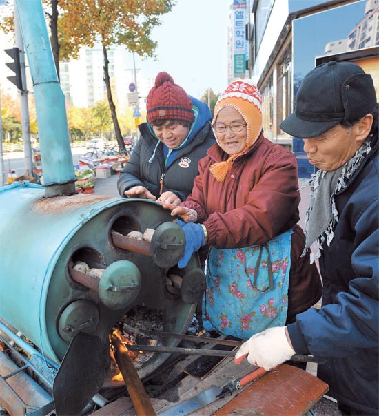 韩国街头烤地瓜 寒冷冬日生意忙