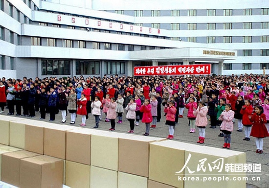 据朝中社报道，朝鲜最高领导人金正恩13日向平壤金星学院学生送去板栗。