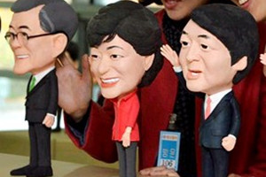 韩总统候选人漫画像木偶首尔亮相
