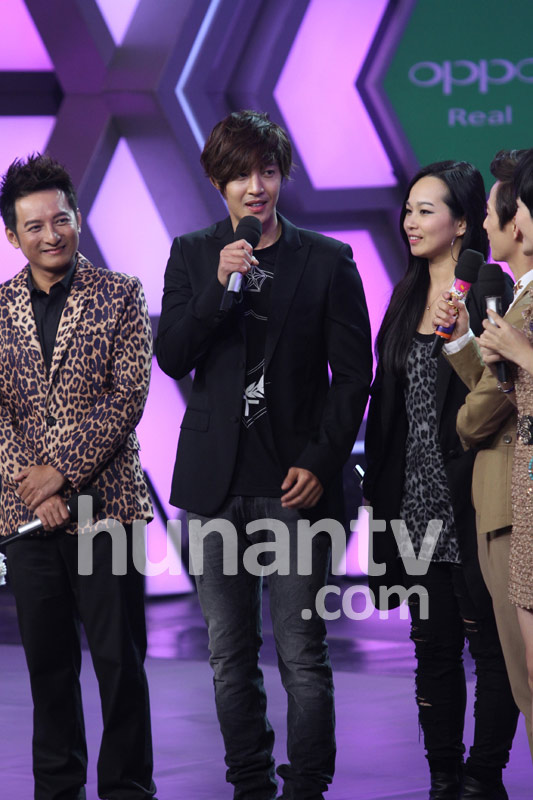 【组图】金贤重上《快乐大本营》 人气火爆 (9