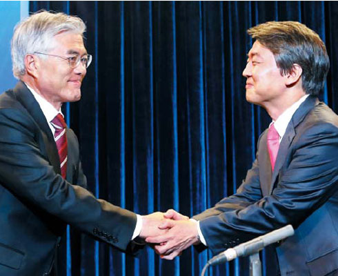 21日晚，韩两总统候选人文在寅和安哲秀举行电视辩论。