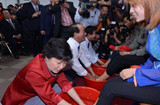 韩国总统候选人朴槿惠帮人洗脚拉选票