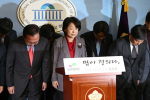 韩总统候选人沈相奵为支持文在寅退选