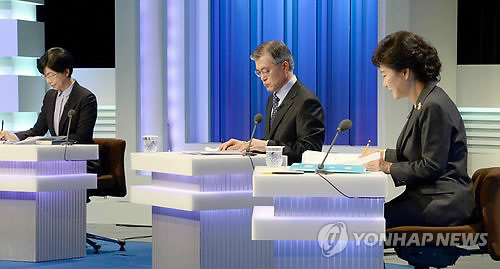 韩总统候选人首场辩论会收视率突破30%。图为辩论会现场。