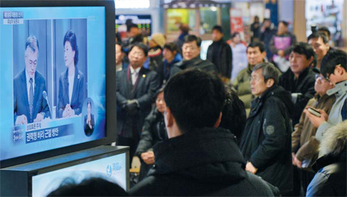 韩国大选首场辩论 文在寅批现政府安保无能图为4日晚举行总统候选人首场电视辩论时，选民们在首尔火车站看直播画面。 