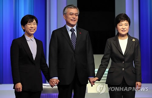 韩总统候选人将举行第二轮辩论 主谈经济和就业左起依次为李正姬、文在寅和朴槿惠（资料图）