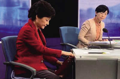 韩总统选举进入“一周决战”图为韩国总统候选人在进行第二次电视辩论，新国家党候选人朴谨惠（左），统合进步党候选人李正姬。