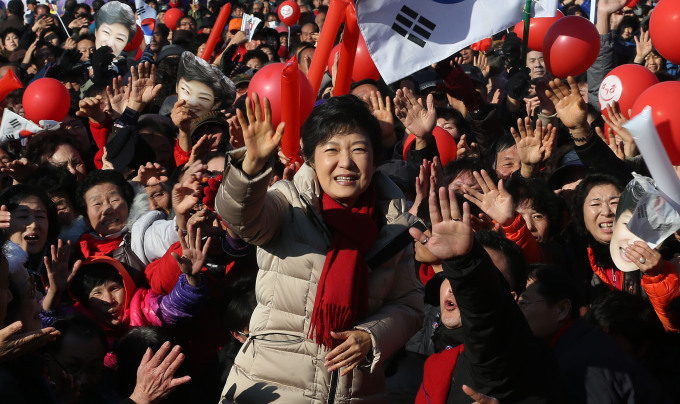 韩总统候选人朴槿惠赴古城庆州拉票