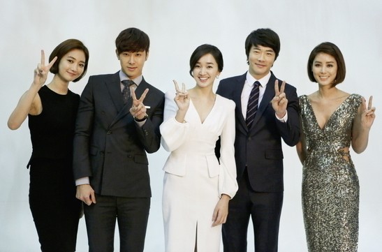 韩剧《夜王》公开拍摄现场照 权相佑秀爱悉数