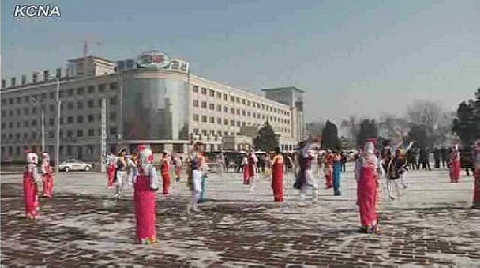 朝鲜金日成广场上载歌载舞的平壤市民。朝中社图片：本网驻平壤特约记者 牛笑提供