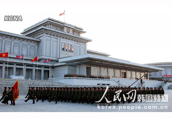 据朝中社报道，朝鲜人民军陆军、海军、航空与防空军官兵的誓师大会17日在锦绣山太阳宫广场举行。