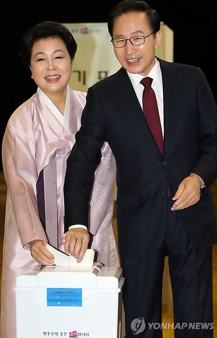 韩国总统李明博夫妇参加大选投票（图片来源：韩联社）