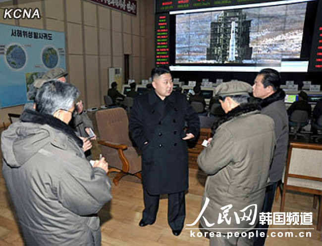朝鲜最高领导人金正恩15日视察了成功发射搭载卫星的运载火箭的西海卫星发射场，向学者和科技工作者表示祝贺。（朝中社图片）