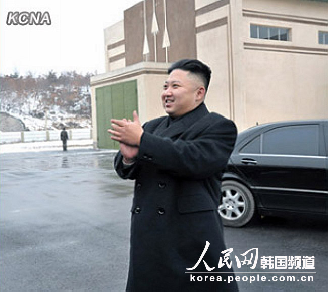 朝鲜最高领导人金正恩15日前往朝鲜平安北道铁山郡西海卫星发射场视察，向为“光明星3号”二期卫星发射成功做出巨大贡献的科技工作者表示祝贺。（朝中社图片）