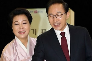 韩国总统李明博夫妇参加大选投票
