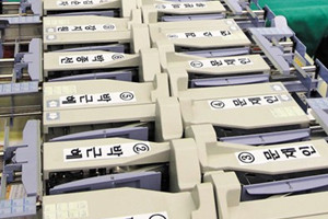 韩国大选自动开票机进行最后检查