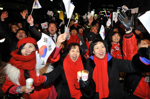 朴槿惠以51.56%支持率当选 为竞选“成绩”最佳总统2012年12月19日，在韩国首都首尔，韩国新国家党总统候选人朴槿惠的支持者庆祝其赢得选举。图片：新华社/法新