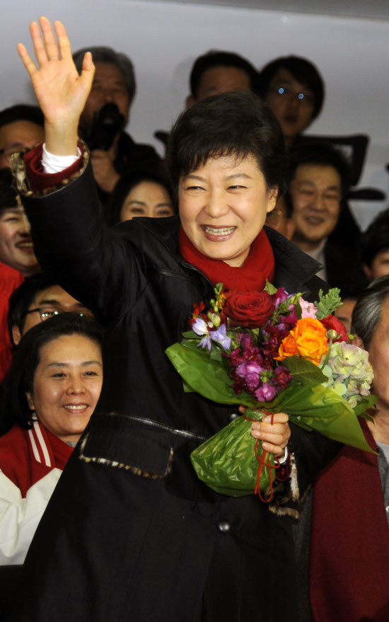 2012年12月19日，在韩国首尔新国家党党部，朴槿惠向支持者招手示意感谢。据韩国联合通讯社19日报道，韩国第18届总统选举开票完成70%，新国家党总统候选人朴槿惠以51.6%的得票率确认赢得选举。图片：新华社发