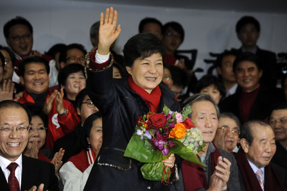 2012年12月19日，在韩国首尔新国家党党部，朴槿惠向支持者招手示意感谢。图片：新华社发
