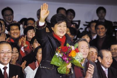 12月19日，在韩国首尔新国家党党部，朴槿惠向支持者招手示意感谢。新华社发