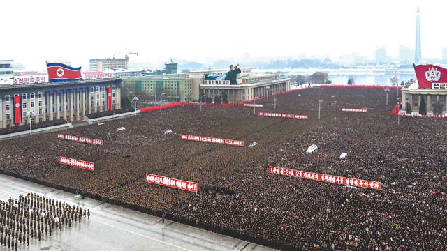 12月14日，朝鲜民众聚集在平壤金日成广场，庆祝朝鲜卫星发射成功。（资料图）