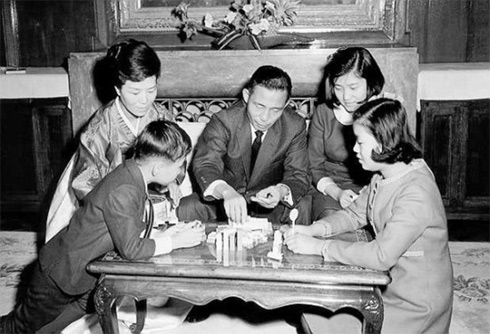 20世纪60年代中期，韩国前总统朴正熙一家人在青瓦台围坐在一起玩游戏。以朴正熙为准，按顺时针方向依次为朴槿惠、妹妹朴槿令、弟弟朴志晚和第一夫人陆英修。照片=朴槿惠方面提供