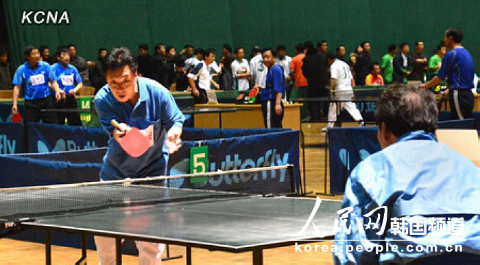 19日,朝鲜各委员会、省、中央机关干部乒乓球赛日在平壤体育馆拉开帷幕。（朝中社图片）