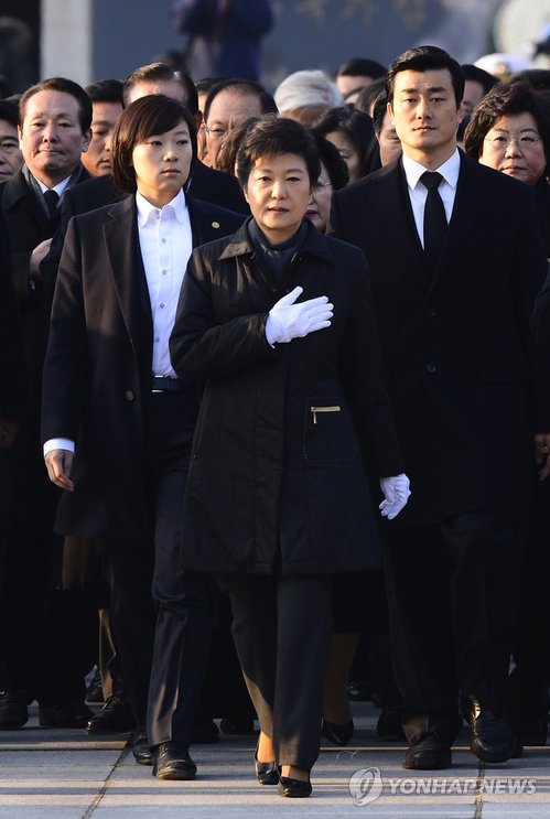 第18届韩国总统当选人朴槿惠（中）20日前往首尔国立显忠院进行了参拜。（图片来自韩联社）